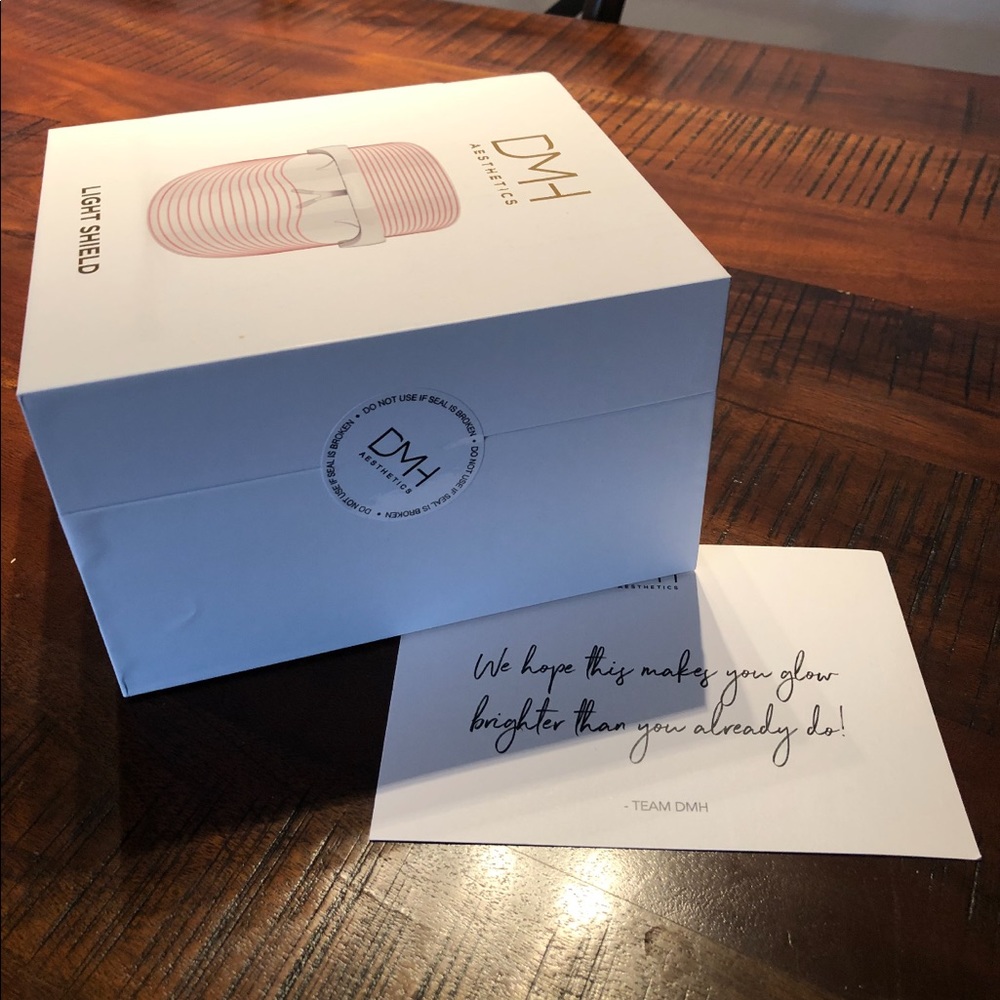 DMH AESTHETICS
LED LIGHT SHIELD MASK